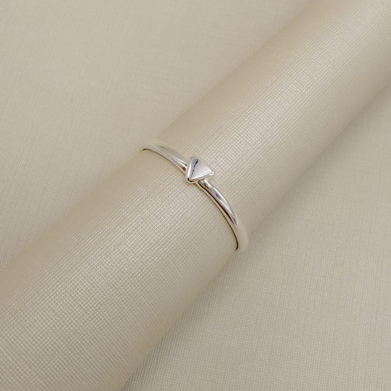 03.2609.0.S - (16) Anel de aro liso com triangulo central liso