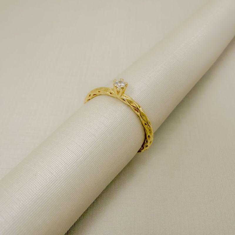 03.2610.1.O - (18) Anel de aro em tubo trançado com solitario alto clássico