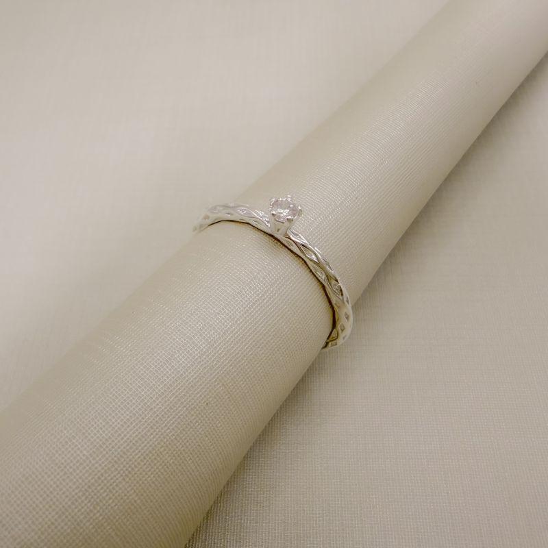 03.2610.1.S - (18) Anel de aro em tubo trançado com solitario alto clássico