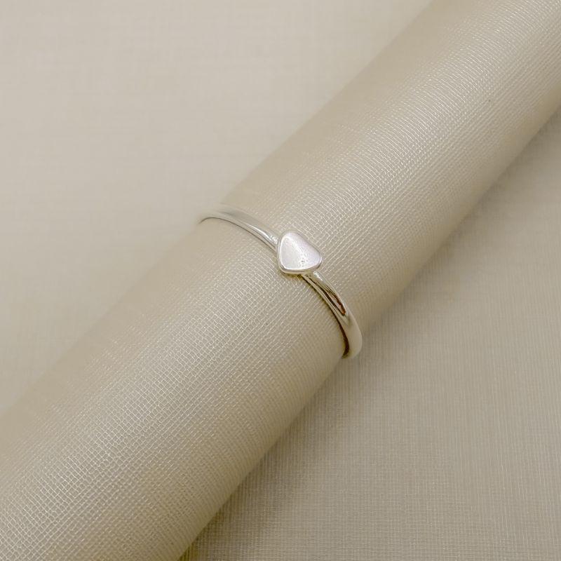 03.2611.0.S - (14) Anel de aro fino com central de coração liso