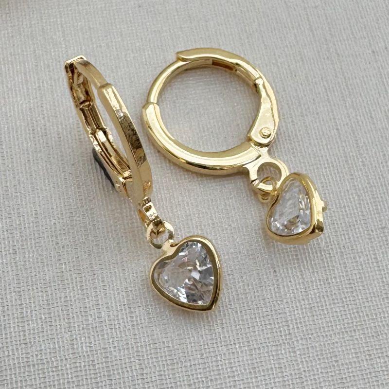 05.2936.1.O - (Tam. P) Argola de borda reta simples clássica simples com pingente de coração em inglês