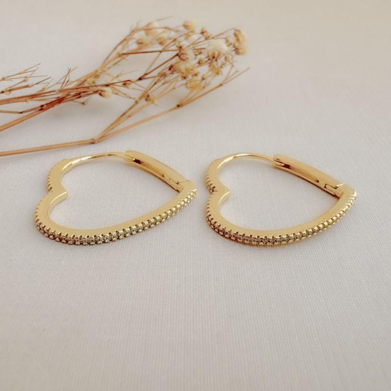 05.3052.1.O - Argola 25mm de diâmetro em formato de coração com frente cravejada em uma coluna