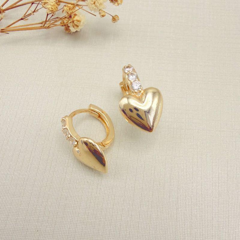 05.3113.1.O - Argola de uma coluna cravejada curta com coração liso em parte inferior