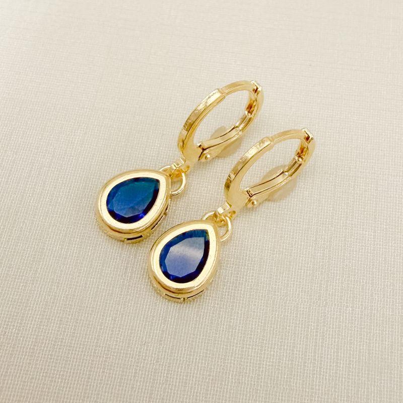 05.3144.4.O - Argola de pressão clássica com pingente de gota em cravação inglesa