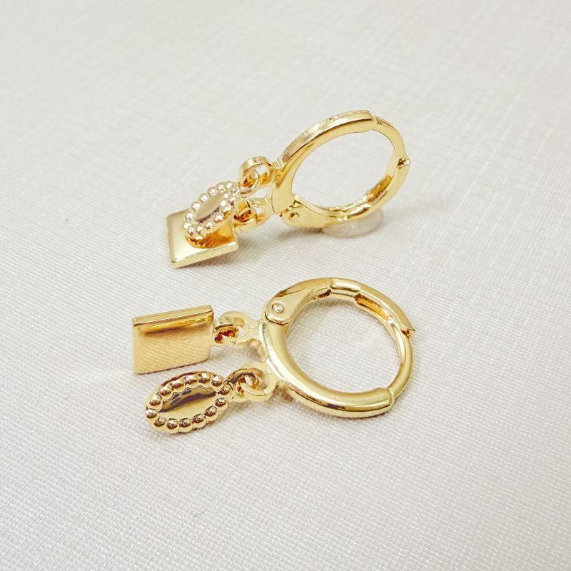 05.3158.0.O - Argola de pressão clássica com dois pingentes, oval e quadrado lisos estilizados