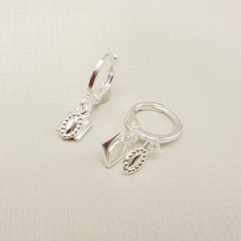 05.3158.0.S - Argola de pressão clássica com dois pingentes, oval e quadrado lisos estilizados