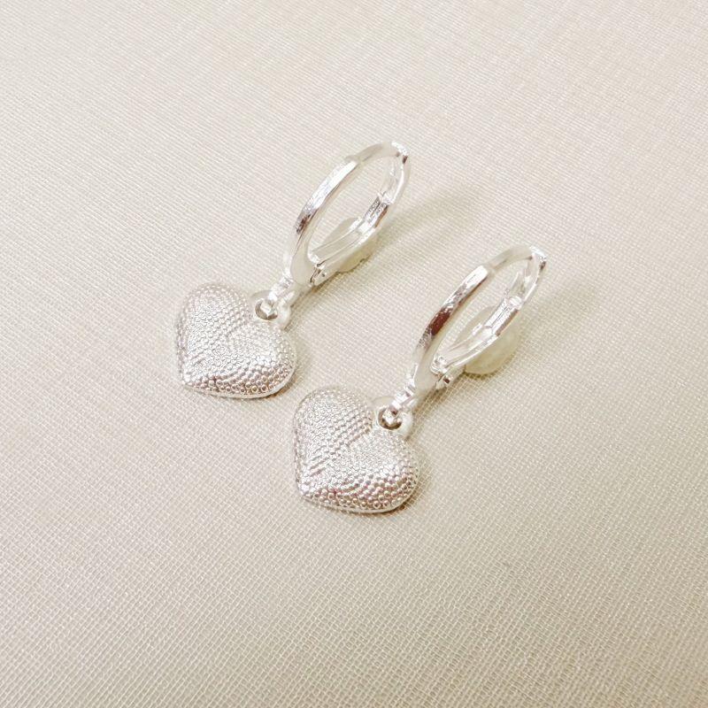 05.3159.0.S - Argola de pressão clássica com pingente de coração em efeito spike