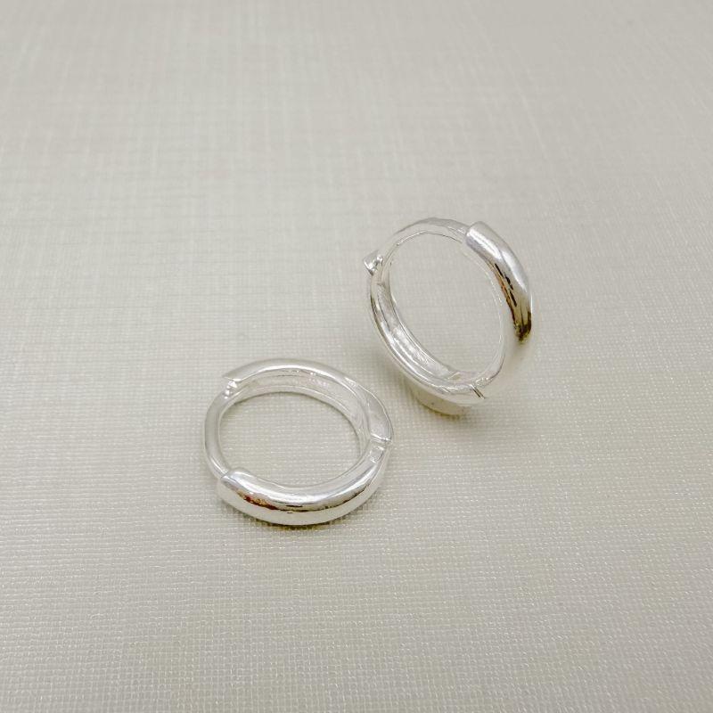 05.3161.0.S - Argola de formato clássico em tubo abaloado liso simples