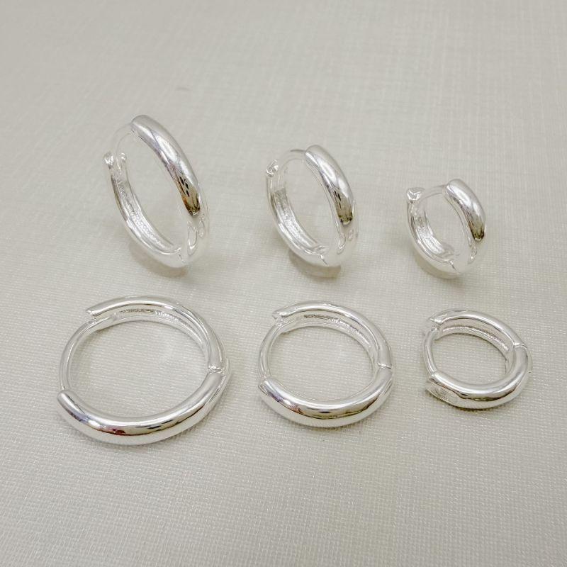 05.3163.0.S - Trio de argolas em tubo abaloado liso em formato clássico liso