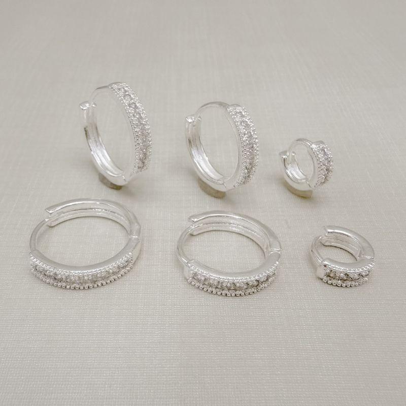 05.3164.1.S - Trio de argola de uma coluna cravejada com borda larga em spikes