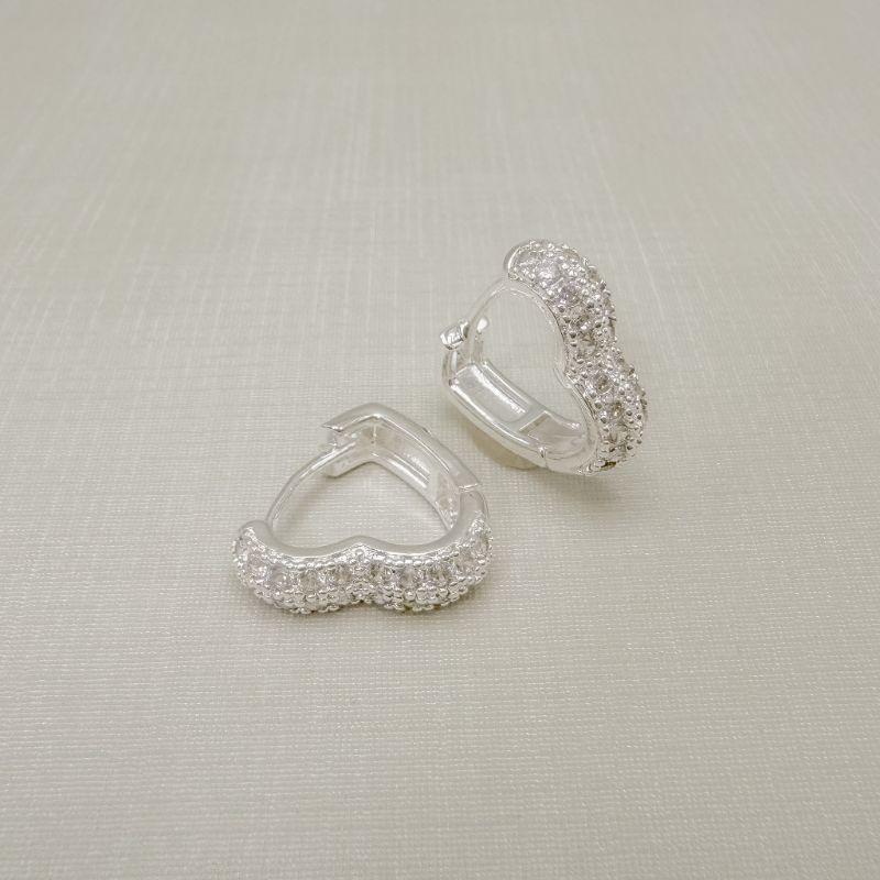 05.3165.1.S - (Tam. P) Argola de formato coração largo com frente cravejada