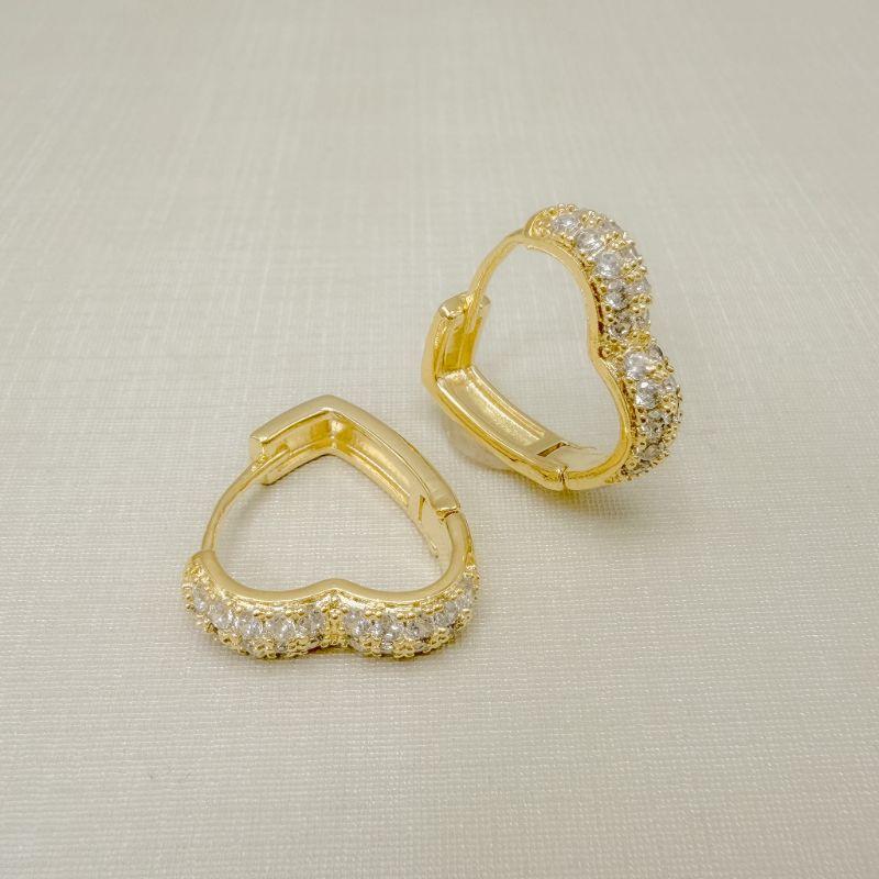 05.3166.1.O - (Tam. M) Argola de formato coração largo com frente cravejada