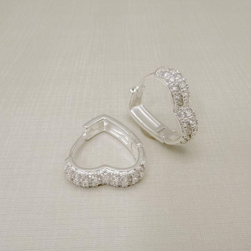 05.3166.1.S - (Tam. M) Argola de formato coração largo com frente cravejada