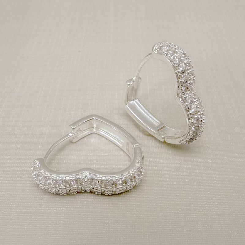 05.3167.1.S  - (Tam. G) Argola de formato coração largo com frente cravejada