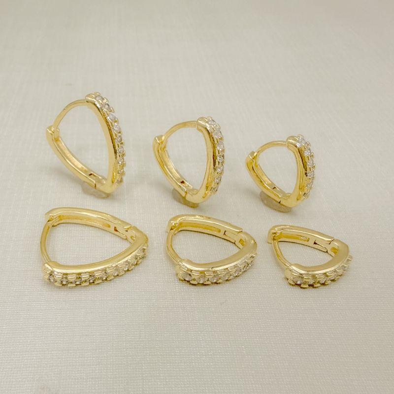 05.3168.1.O - Trio de argola em formato V de uma coluna cravejada frontal em cravação barras