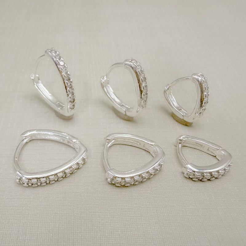 05.3168.1.S - Trio de argola em formato V de uma coluna cravejada frontal em cravação barras