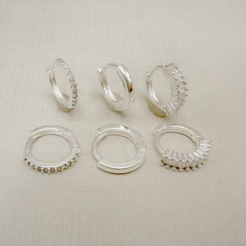 05.3172.1.S - Trio de argolas diferentes, baguete com garras; lisa e uma coluna de cravação