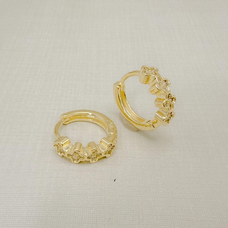 05.3173.1.O - Argola com frontal em formato de flores cravejadas com borda alta