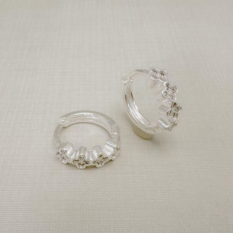 05.3173.1.S - Argola com frontal em formato de flores cravejadas com borda alta