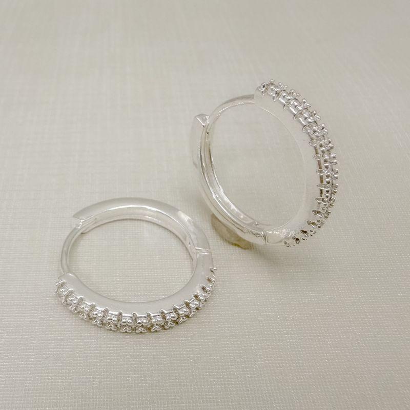 05.3174.1.S - Argola de uma coluna cravejada em cravação barras