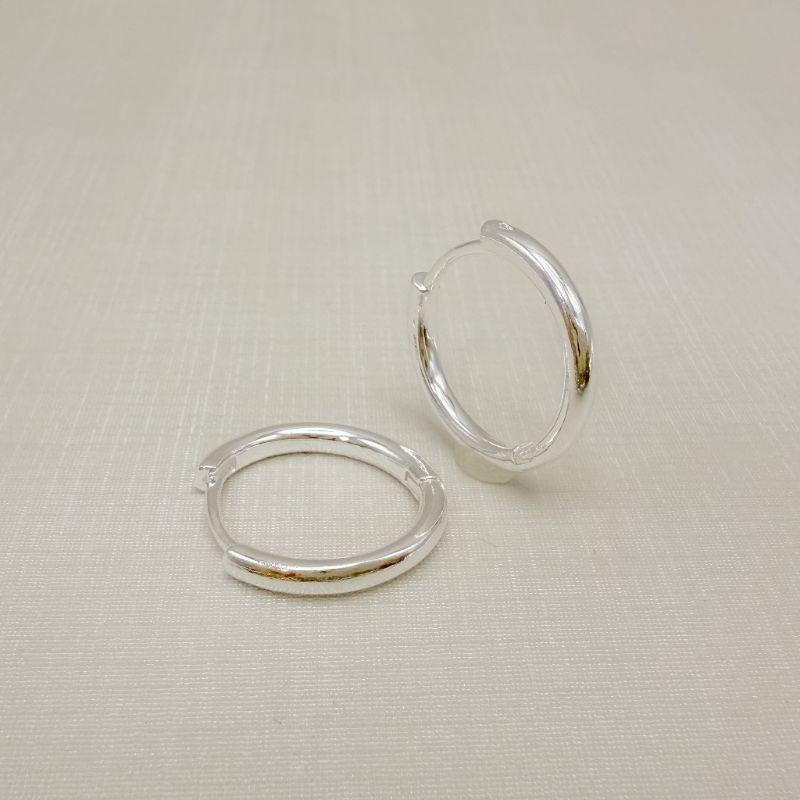 05.3176.0.S - (Tam.P) Argola estilo maxxi em tubo liso simples; bambolê pequeno.