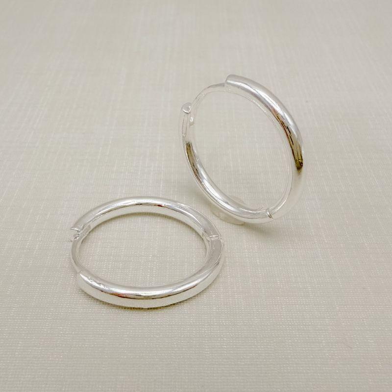 05.3177.0.S - (Tam.M) Argola estilo maxxi em tubo liso simples; bambolê pequeno.