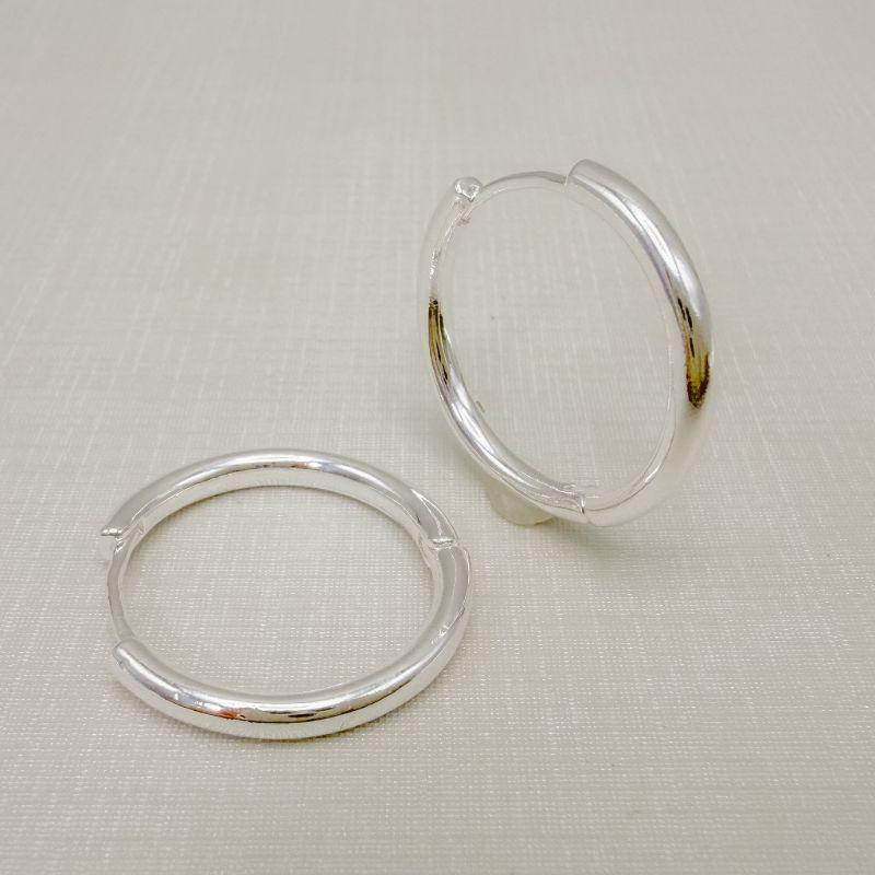 05.3178.0.S - (Tam.G) Argola estilo maxxi em tubo liso simples; bambolê pequeno.