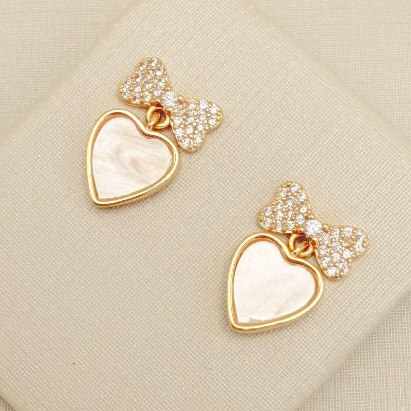 06.1330.15.O - Brinco base laço cravejado e pingente de coração em madrepérola.