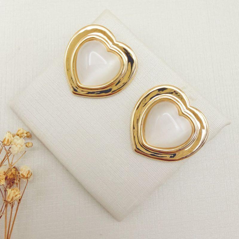 06.1350.15.O - Brinco em formato coração em madre pérola com borda larga lisa