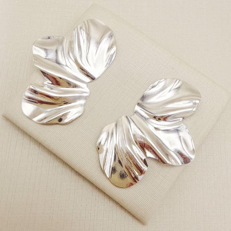 06.1361.0.S - Brinco de chapa em formato orgânico três pétalas