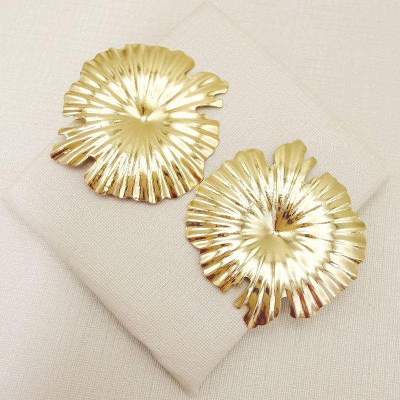 06.1362.0.O - Brinco de folha de vitoria regia em chapa de efeito raios de sol