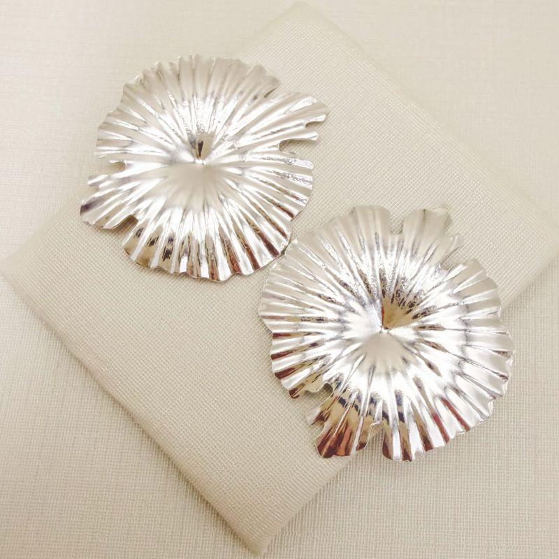 06.1362.0.S - Brinco de folha de vitoria regia em chapa de efeito raios de sol