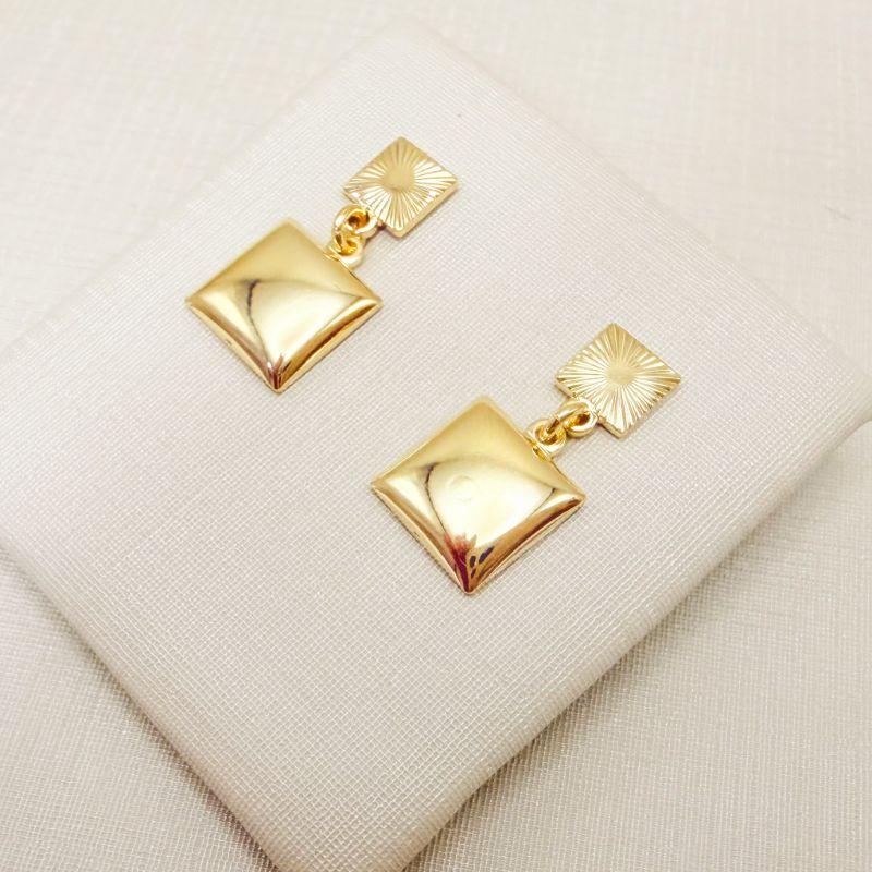 06.1365.0.O - Brinco de base quadrado em efeito raios de sol com pingente quadrado maior liso