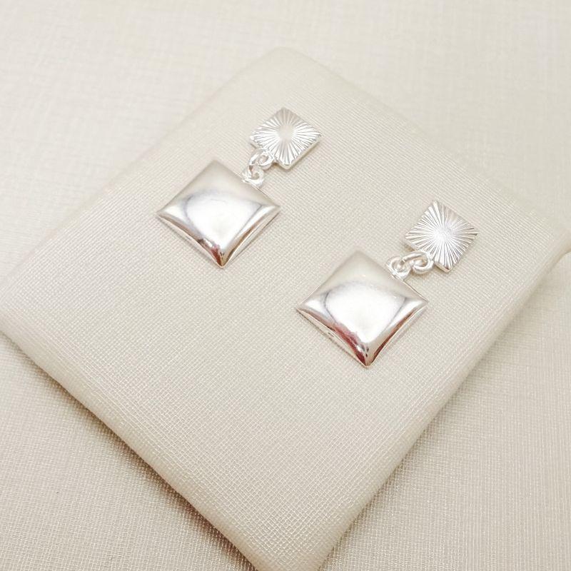 06.1365.0.S - Brinco de base quadrado em efeito raios de sol com pingente quadrado maior liso