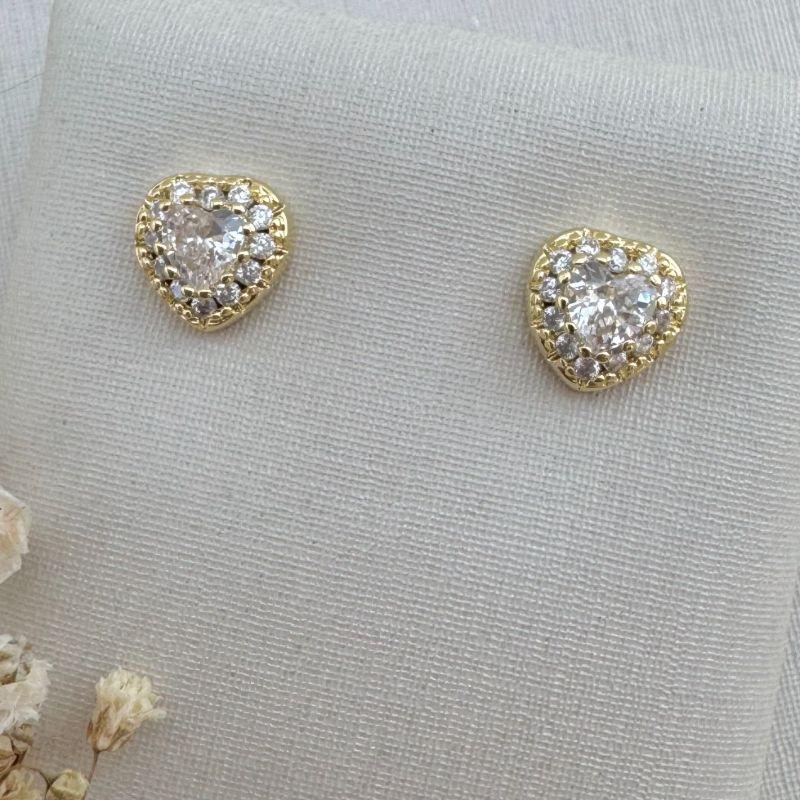 07.2659.1.O - Brinco de formato coração em pedra central com uma carreira de cravação em volta