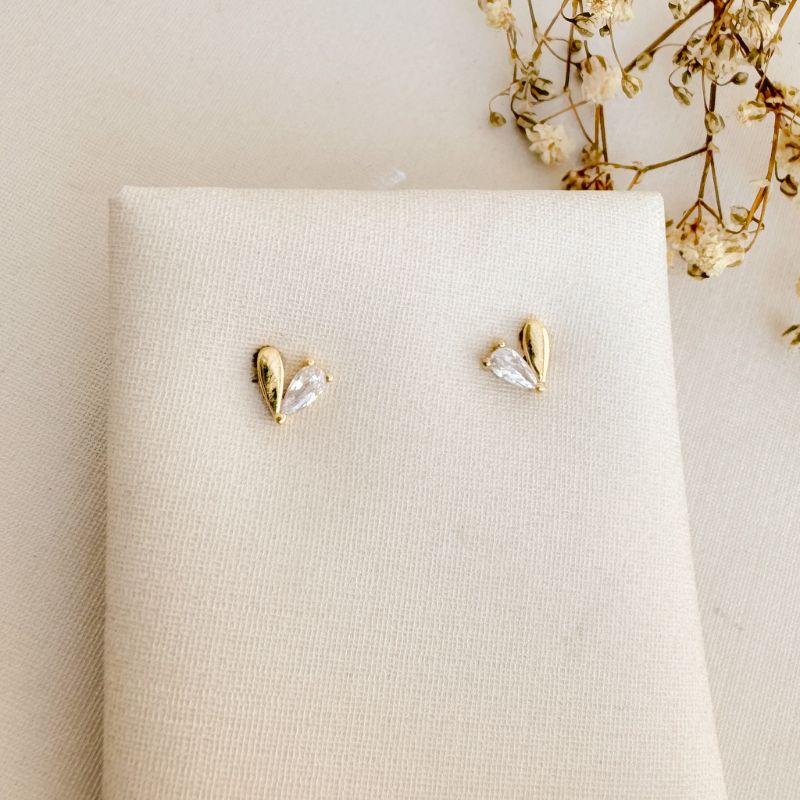 07.2719.1.O - Brinco de mini coração com um lado em pedra gota e um lado liso