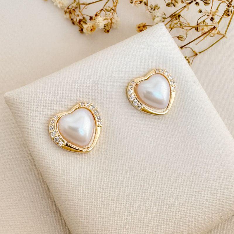 07.2721.15.O - Brinco de coração em resina perolada com aura cravejada