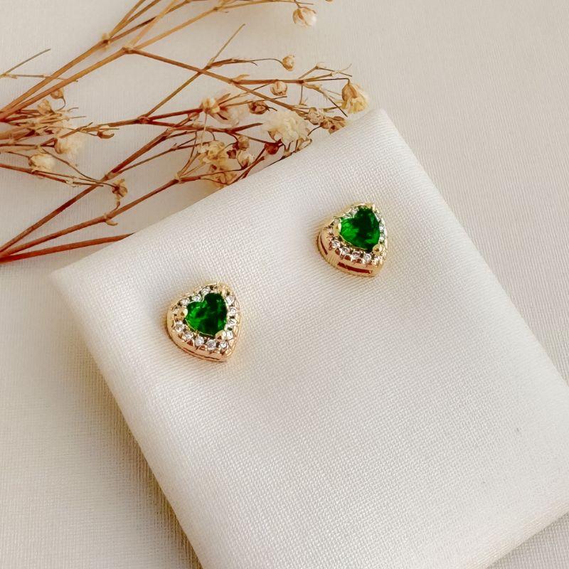 07.2724.5.O - Brinco em formato de coração de 8mm com uma linha de cravação em aura