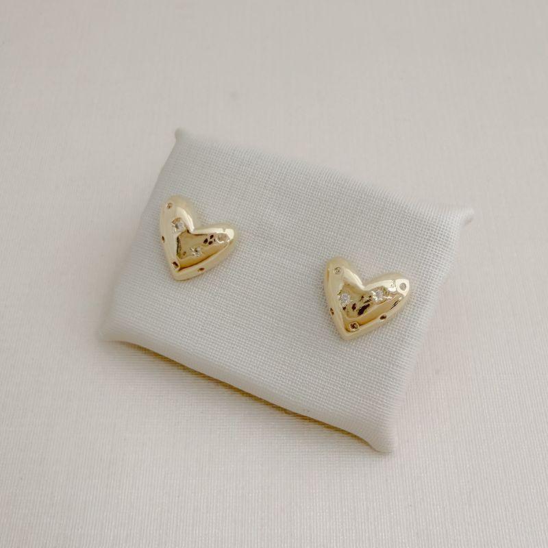 07.2729.1.O - Brinco de formato coração arredondado com cravação estrelas