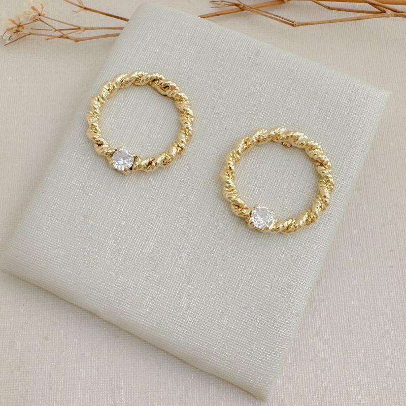 07.2770.1.O - Brinco formato circular em cordas trançadas com ponto de luz em parte inferior