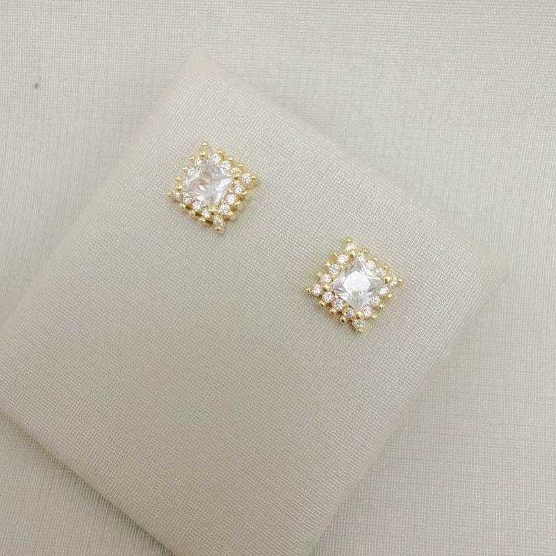 07.2776.1.O - Brinco quadrado com zircônia no centro e borda cravejada modelo spike.