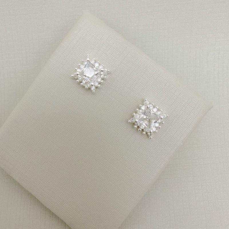 07.2776.1.S - Brinco quadrado com zircônia no centro e borda cravejada modelo spike.