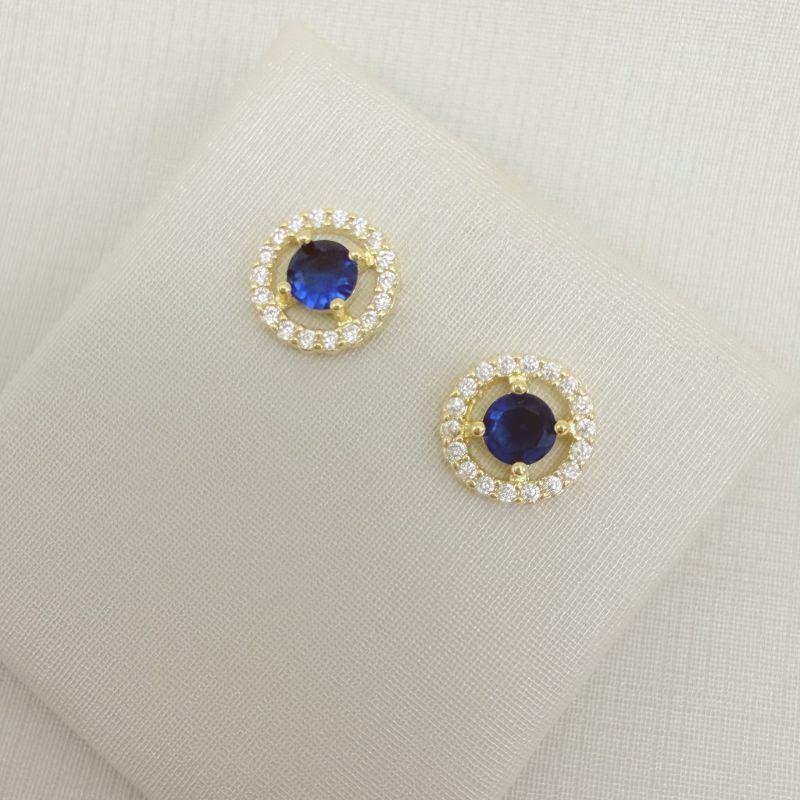 07.2778.4.O - Brinco redondo com ponto de luz no centro e borda cravejada espaçada.