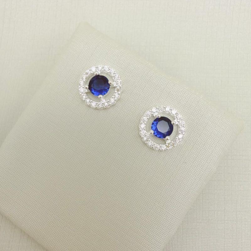 07.2778.4.S - Brinco redondo com ponto de luz no centro e borda cravejada espaçada.