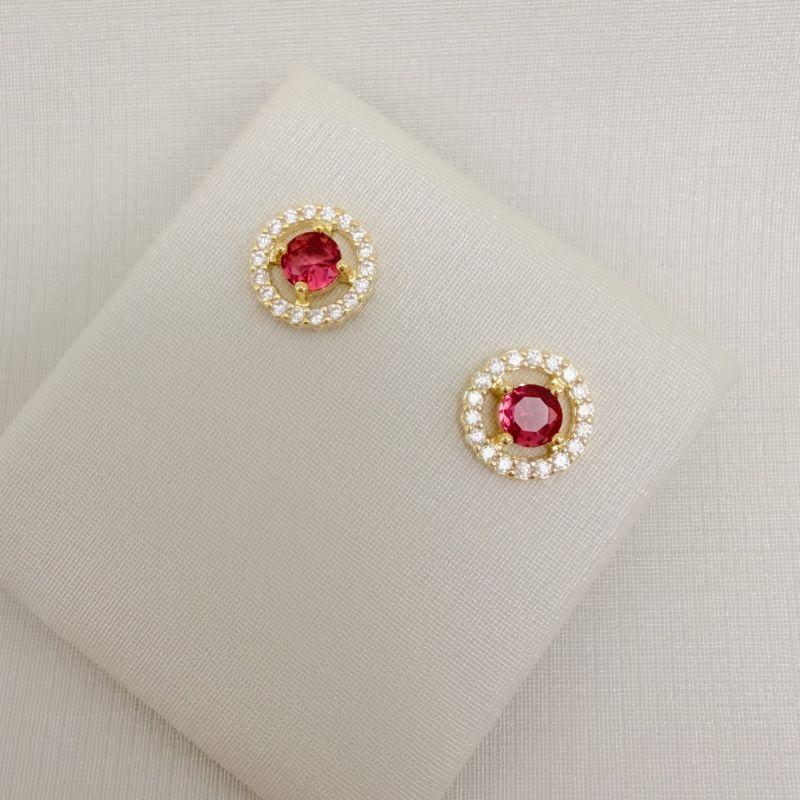 07.2778.6.O - Brinco redondo com ponto de luz no centro e borda cravejada espaçada.