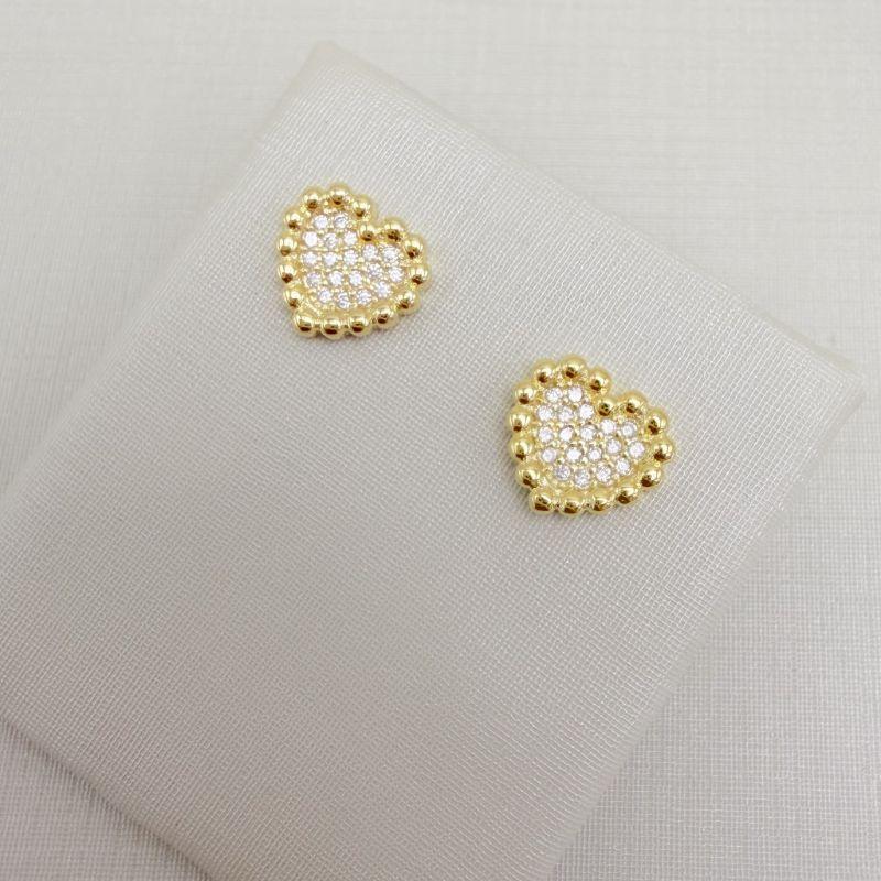 07.2781.1.O - Brinco de coração cravejado com bordas pontilhadas.