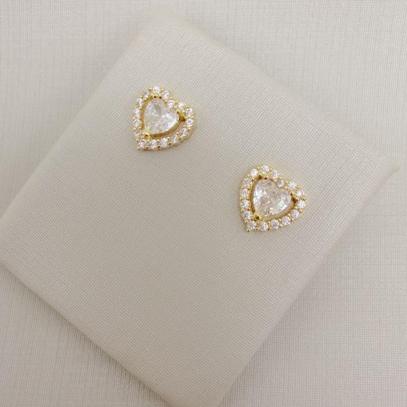 07.2784.1.O - Brinco de coração solitário no centro e borda cravejada espaçada.