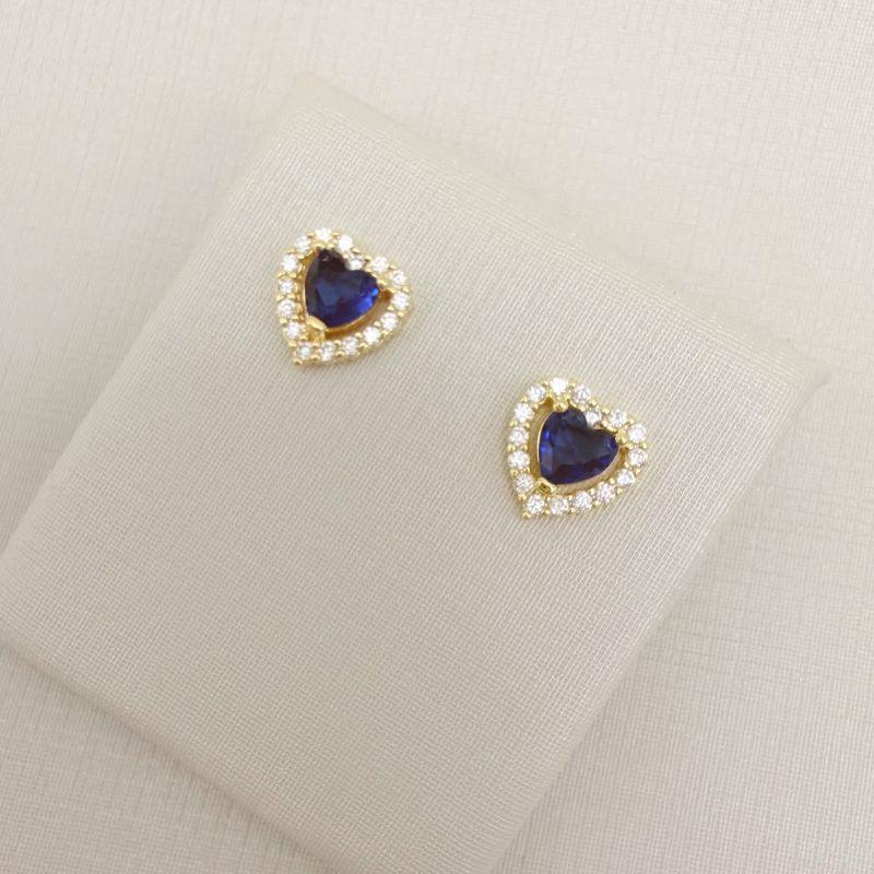 07.2784.4.O - Brinco de coração solitário no centro e borda cravejada espaçada.