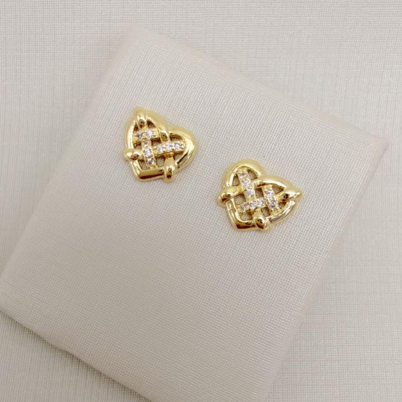 07.2785.1.O - Brinco de coração em fitas xadrez cravejadas, torta de maçã.