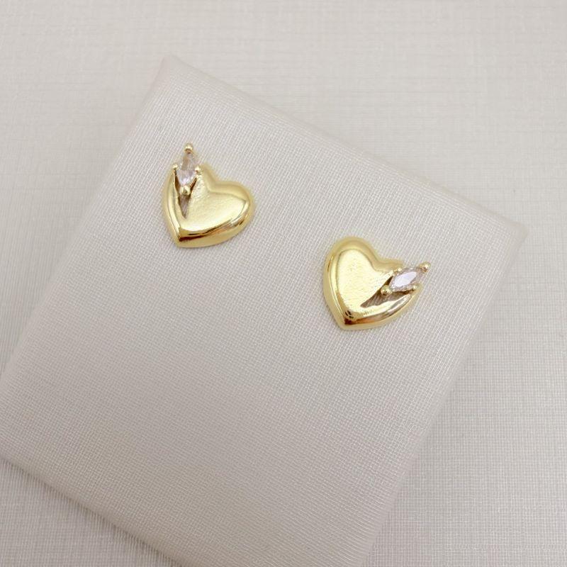 07.2786.1.O - Brinco de coração liso com detalhe de zircônia navete na lateral.